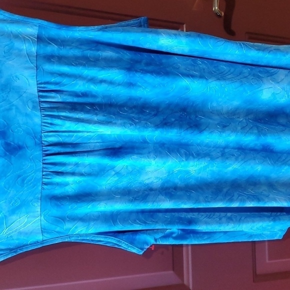 New Directions blue embossed sleeveless top size 3X asymmetrical - Picture 7 of 10